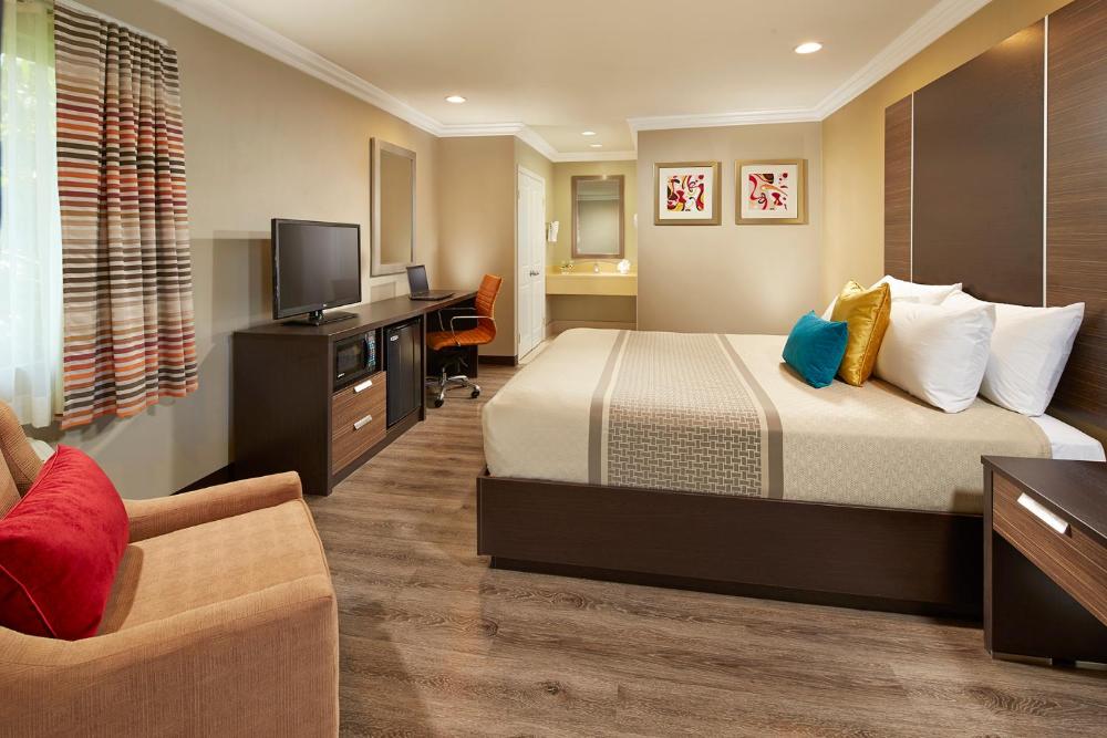 Deluxe King Room interior